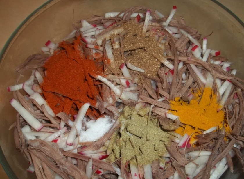 1. Этап. Салат из говядины и редиса: Добавить специи.