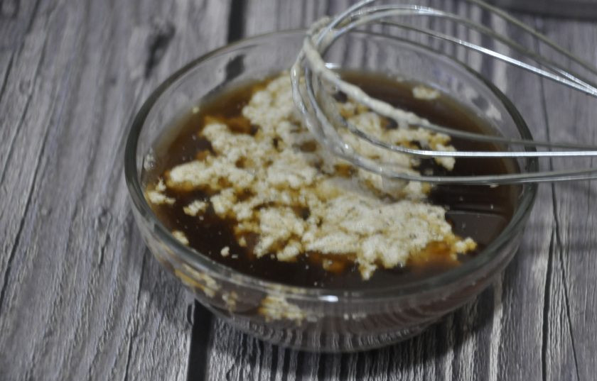 1. Этап. Квас на ржаной закваске: Отлейте часть солодового настоя к хлебной закваске, можно добавить небольшой кусочек дрожжей, хорошо размешайте.