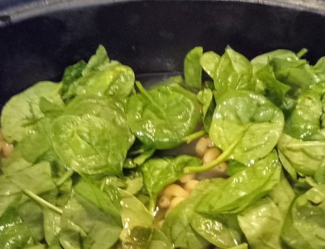 1. Этап. Паста с грибами, шпинатом и кешью: Разогреть духовку до 200 C. В ёмкость для запекания выложить пасту, залить овощным бульоном. Добавить шпинат.