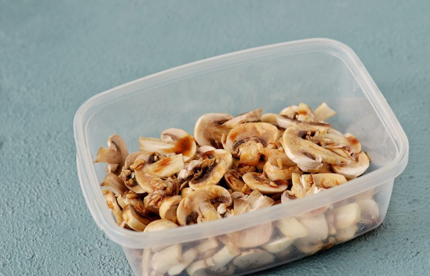 1. Этап. Шампиньоны в соевом соусе: Полейте шампиньоны соусом, перемешайте и оставьте в холодильнике на 30 минут.