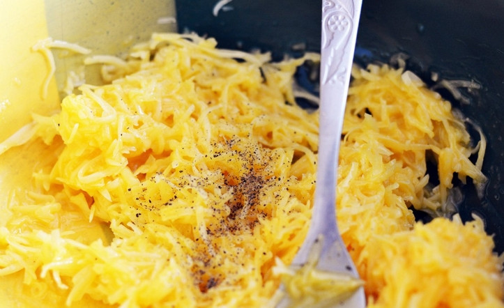 1. Этап. Паста Карбонара с грибами: 3. Сыр трем на мелкой терке, смешаем с желтками и специями.