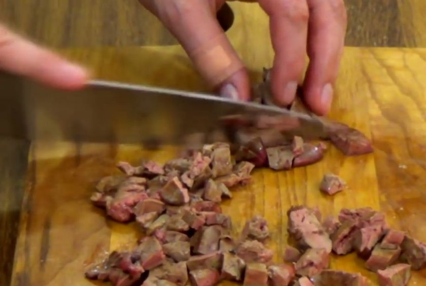 1. Этап. Куриный рулет с грибами и печенью: 3. Добавьте сахар и обжарьте еще полминуты. Куриную печень разрежьте и обжарьте на той сковороде, где обжаривался лук, с каждой стороны в течение 1 минуты. Измельчите обжаренную печень и добавьте к мясу.