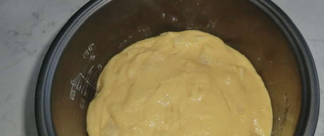 1. Этап. Ананасовый пирог в мультиварке: Вливаем сверху тесто.