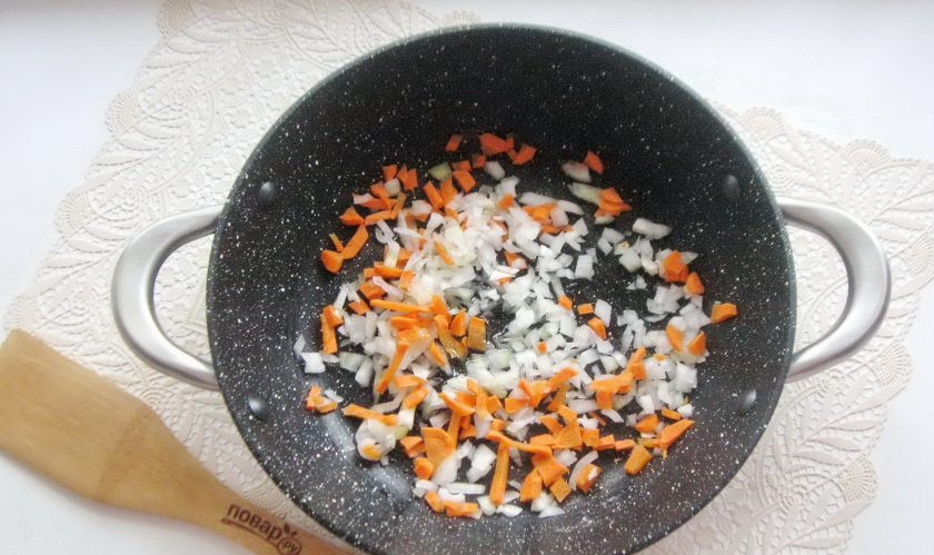 1. Этап. Гречаники с грибным соусом: Приготовьте грибной соус. Лук и морковь мелко нарежьте, выложите в сковороду или сотейник с подсолнечным маслом.