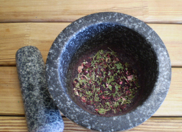 1. Этап. Чай из каркаде и мяты: 3. Разотрите травы.