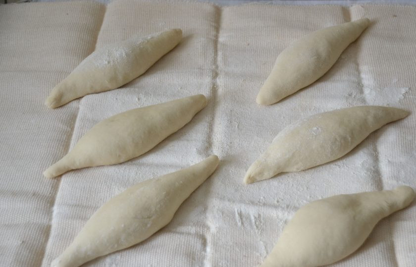 1. Этап. Булочки Римские чириолы: Выложите заготовки на плотную ткань, которую предварительно необходимо натереть мукой. Укладывайте 