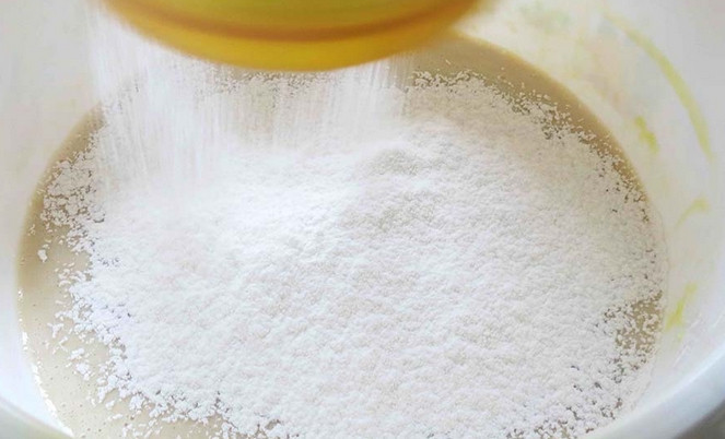 1. Этап. Дрожжевое тесто с ягодами: Просеиваем муку, начинаем замешивать тесто.