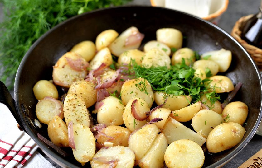 1. Этап. Картофель по-деревенски с фетой и красным луком: Теперь посыпьте картошку сушеным орегано и нарубленной свежей зеленью, перемешайте и подержите еще около минуты.