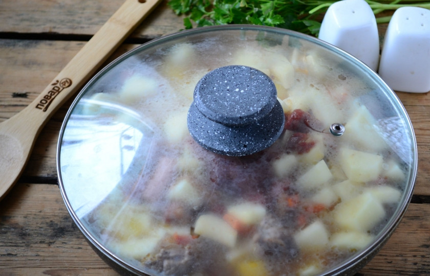 1. Этап. Жаркое по-уральски (рецепт из сказки!): Влейте воды столько, чтобы та покрыла картофель, накройте крышкой и тушите 40-60 минут на медленном огне. Длительность готовки зависит от сорта картофеля.