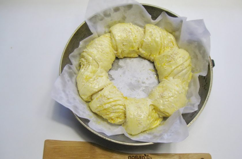 1. Этап. Итальянский хлеб с сыром: Посыпьте хлеб кунжутом.