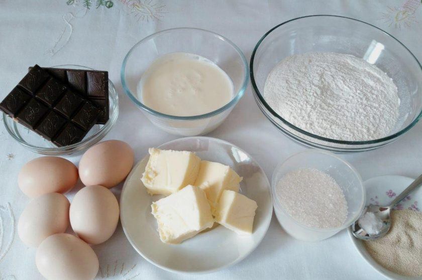 1. Этап. Пасхальная баба на сливках: Подготовьте необходимые ингредиенты для приготовления бабы на сливках. Масло следует заранее достать из холодильника, чтобы оно стало мягким и пластичным.