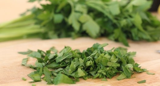 1. Этап. Скумбрия в духовке в фольге: Промытую петрушку также нарежьте.