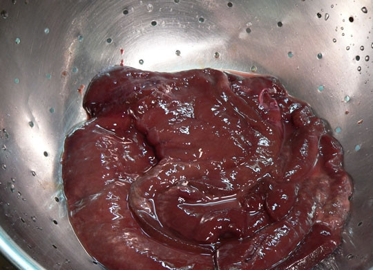 1. Этап. Жареная печень: Промойте печень с помощью дуршлага и дайте стечь лишней воде.