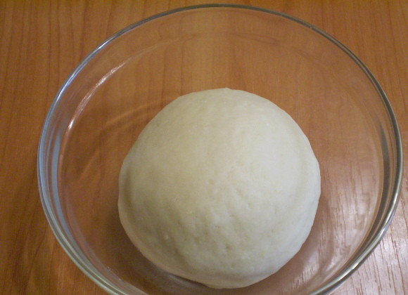 1. Этап. Заварное тесто для вкусных вареников: Вымешивайте до тех пор, пока не получится красивый ровный колобок.