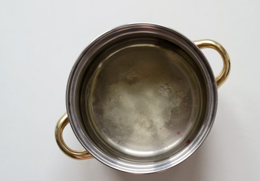 1. Этап. Кремлевская хряпа: Сварите маринад. Для этого доведите до кипения воду с уксусом, растительным маслом, солью и сахаром.