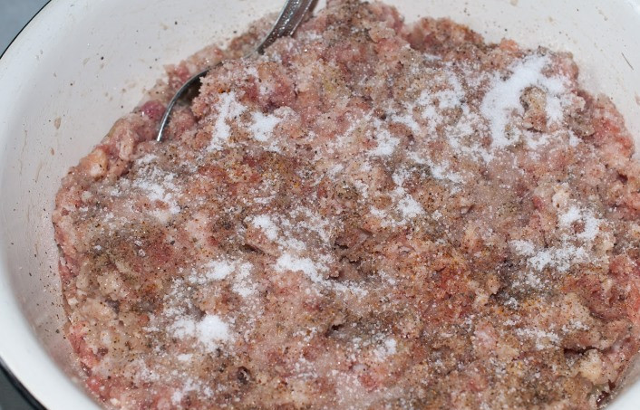 1. Этап. Фарш из говядины и свинины: Добавляем соль, перец и еще раз перемешиваем.