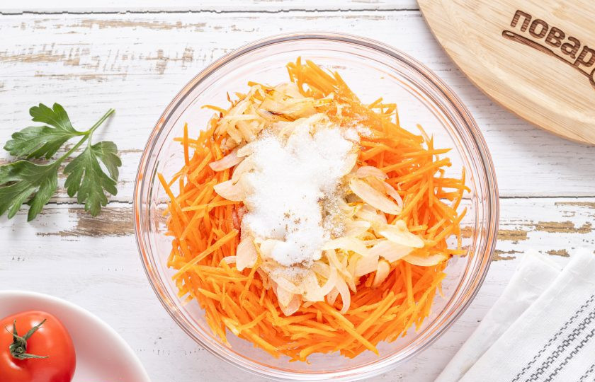 1. Этап. Помидоры фаршированные морковью: Добавьте горячее масло с луком в миску к моркови. Затем добавьте соль и сахар. Влейте уксус, все перемешайте. Оставьте начинку на 30-40 минут.