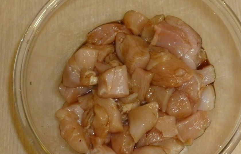 1. Этап. Курица с кешью и грибами: Курицу нарежьте небольшими кусочками. Замаринуйте в соевом соусе, добавив щепотку сахара.