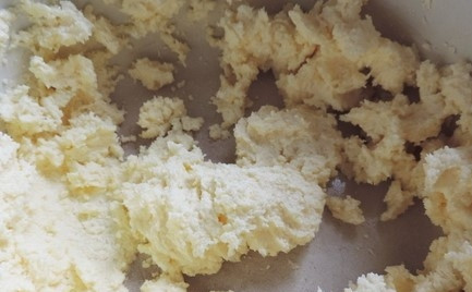 1. Этап. Торт Женский каприз: 1. Размягчите сливочное масло. Затем взбейте миксером масло с ванилином и сахаром.