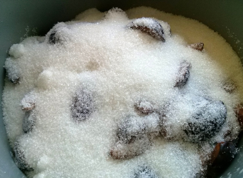 1. Этап. Слива в шоколаде на зиму: Засыпьте их сахаром и оставьте на несколько часов, чтобы слива пустила сок. В режиме «Выпечка» при открытой крышке доведите сливу до кипения, варите еще 5 минут.