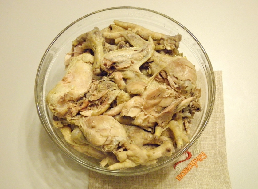 1. Этап. Студень из курицы: Осторожно шумовкой достаньте мясо, отделите его от костей. Будьте внимательны, чтобы косточки не попали в готовое блюдо.