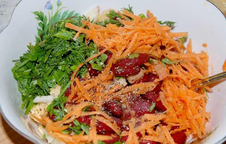 1. Этап. Салат Индийский: Затем морковь натереть на крупной терке, а зелень мелко порубить. Ингредиенты добавить в салатницу. Посолить, поперчить.