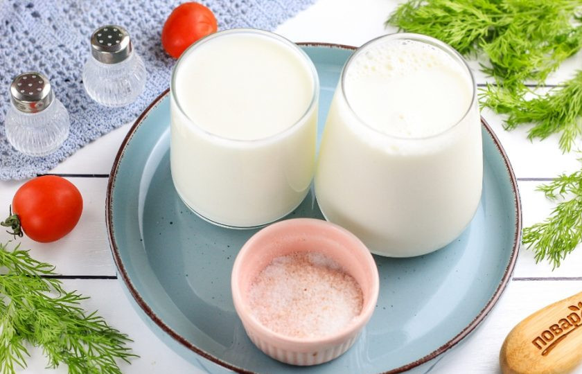 1. Этап. Сыр адыгейский: Подготовьте указанные ингредиенты. Жирность молочных продуктов особой роли не играет, но чем жирнее они будут, тем более пластичным получится сыр. Из продуктов с минимальной жирностью сыр получается рассыпчатый.