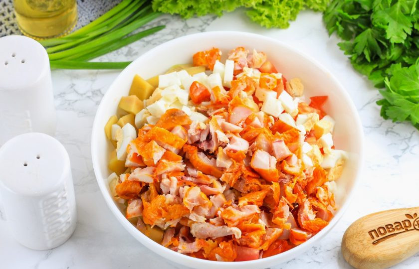 1. Этап. Салат с копченой курицей и манго: Очистите куриные яйца от скорлупы и промойте в воде. Нарежьте их и копченую курицу мелкими кубиками и добавьте к остальным ингредиентам.