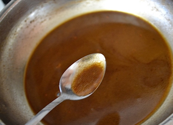 1. Этап. Свиная вырезка с горчицей: 5. Приготовьте соус. Для этого в сковороду добавьте оставшуюся горчицу, коричневый сахар, оливковое масло и овощной бульон. Перемешайте и нагрейте соус на среднем огне, доведите его до кипения и готовьте в течение 15-20 минут.