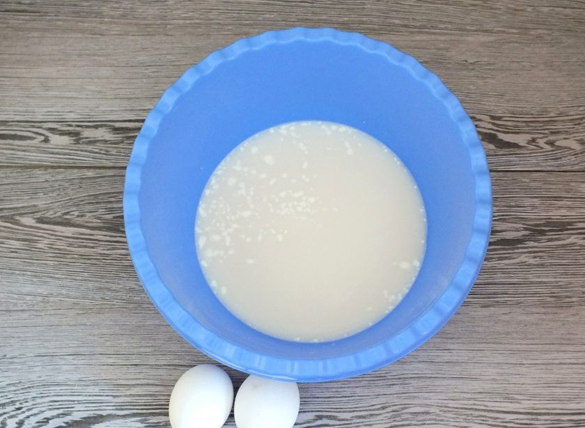 1. Этап. Бабушкины булочки: Добавьте соль, сахар и яйца.