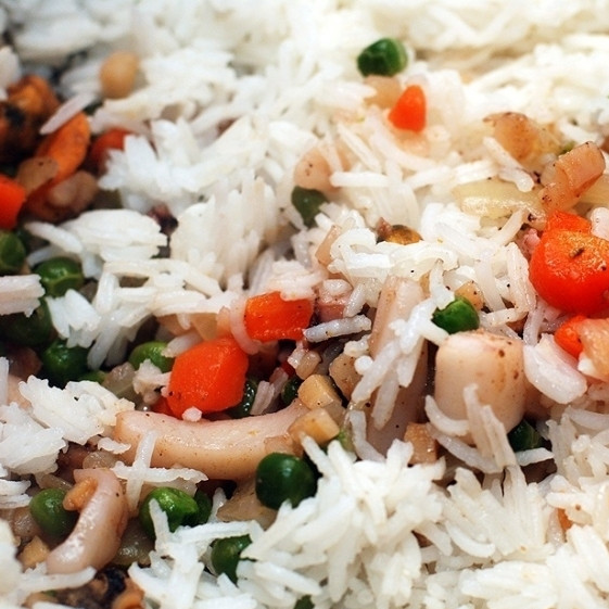 1. Этап. Басмати с овощами и морепродуктами: Параллельно этому, сварим до готовности басмати. Готовые морепродукты смешиваем в сковороде с готовым рисом и прогреваем пару минут на медленном огне.