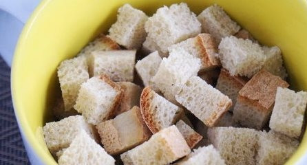 1. Этап. Сухарница: Добавьте к луку сухарики из белого хлеба.