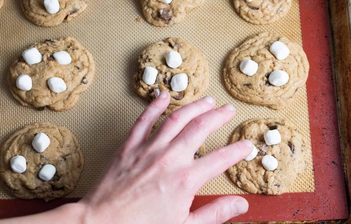 1. Этап. Песочное печенье с шоколадом и маршмеллоу: 12. Запекайте печенье в разогретом до 190 градусов духовом шкафу в течение 10 минут, затем достаньте его и в каждое добавьте по 3-4 маршмеллоу. Отправьте еще на 2-3 минуты в духовку.
