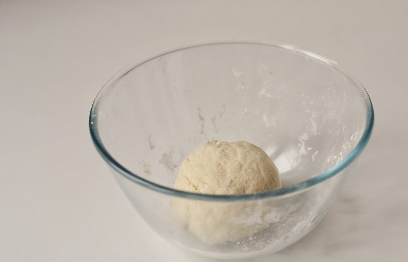 1. Этап. Пельмени Момо: Замесите тесто. Хорошенько его вымесите, заверните в пленку и оставьте на полчаса.