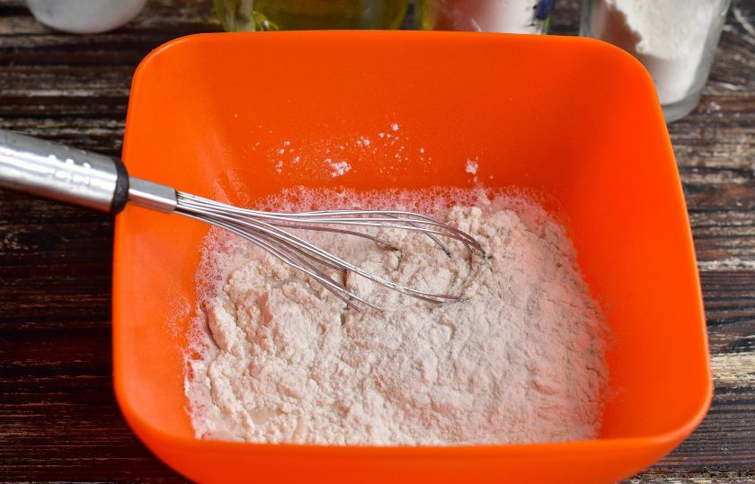 1. Этап. Булочки Бао: Просейте частями муку высшего сорта.
