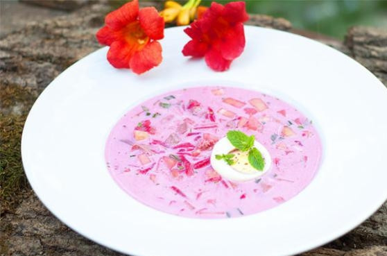 1. Этап. Холодник из свеклы: В свекольный отвар добавить измельченные овощи и сметану. Посолить. Положить в тарелку яйца. Приятного аппетита!