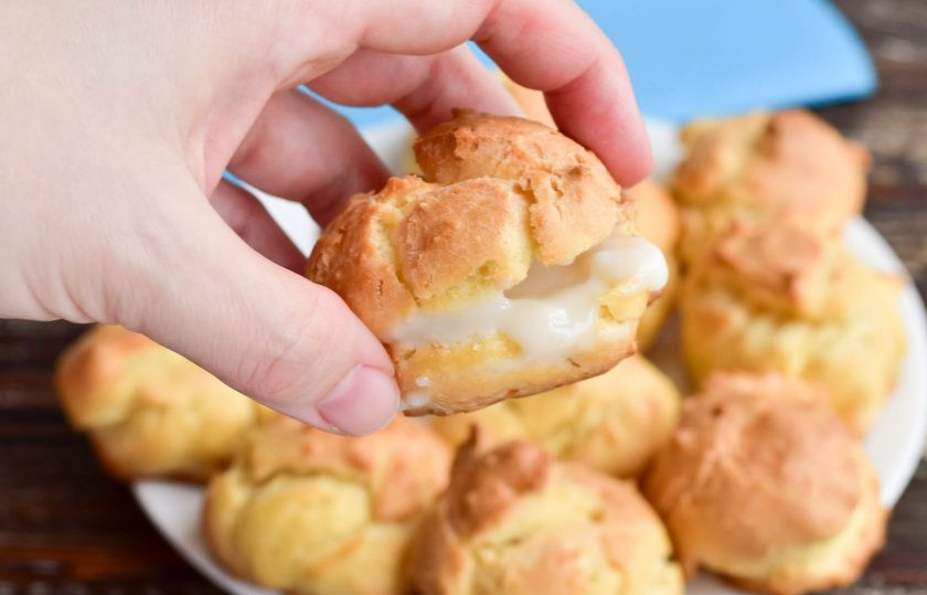 1. Этап. Профитроли с ванильным кремом: Остывшие профитроли наполните остывшим кремом.