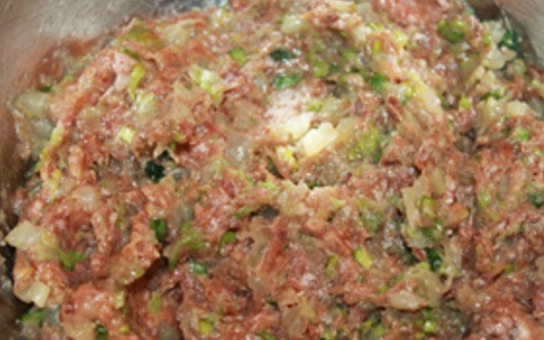 1. Этап. Китайские жареные пельмени: Рубим капусту как можно мельче, солим, смешиваем с мясным фаршем. Мелко режем лук. Трем на самой малой терке имбирь. Измельчаем зелень и чеснок. Все ингредиенты для начинки смешиваем в одной емкости, пробуем на вкус, в случае необходимости досаливаем.