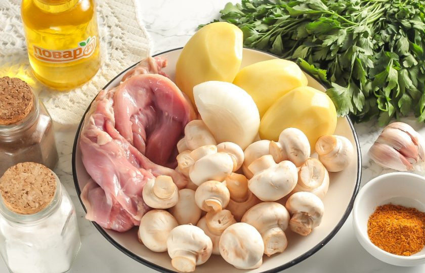 1. Этап. Баранина с картофелем и грибами: Подготовьте указанные ингредиенты. Мясо промойте в воде, срежьте жилы и пленки. Очистите картофель от кожуры и промойте в воде вместе с грибами.