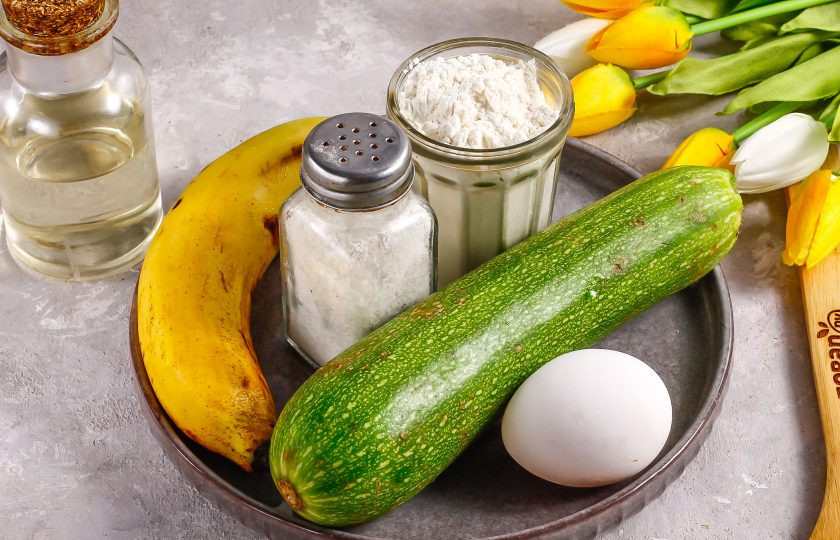 1. Этап. Оладьи из кабачков с бананом: Подготовьте указанные ингредиенты.