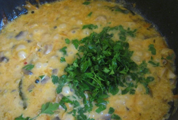 1. Этап. Гречка с грибами: Теперь пришло время добавить в будущий соус сливки и томатную пасту. Затем можно добавить соль и чёрный молотый перец по вкусу. Туда же добавьте мелко нарубленную петрушку. Тушите соус, пока сливки не выпарятся наполовину.