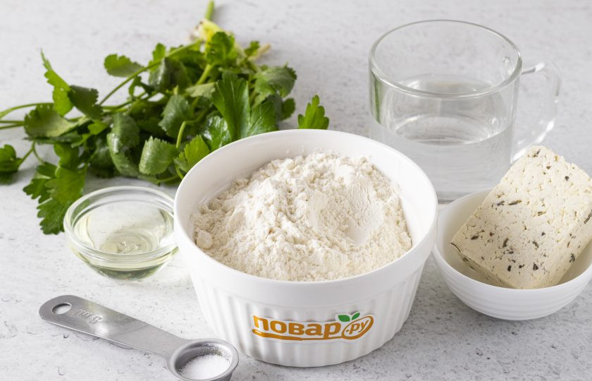 1. Этап. Лепешки с кинзой: Подготовьте все ингредиенты.