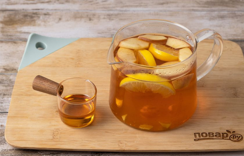1. Этап. Чай с имбирем, лимоном и яблоками: Перед подачей в чайник можно добавить подсластитель по вкусу.