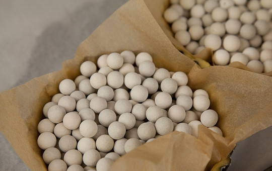 1. Этап. Песочные корзиночки с ягодами: Положите поверх формы бумагу для запекания, засыпьте на нее бобы или фасоль.