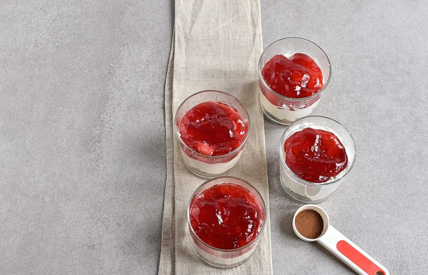 1. Этап. Десерт в стаканчиках: Выложите на дно стаканчиков по печенью. Если не войдут целиком – разломайте на более мелкие кусочки. Сверху распределите творог.