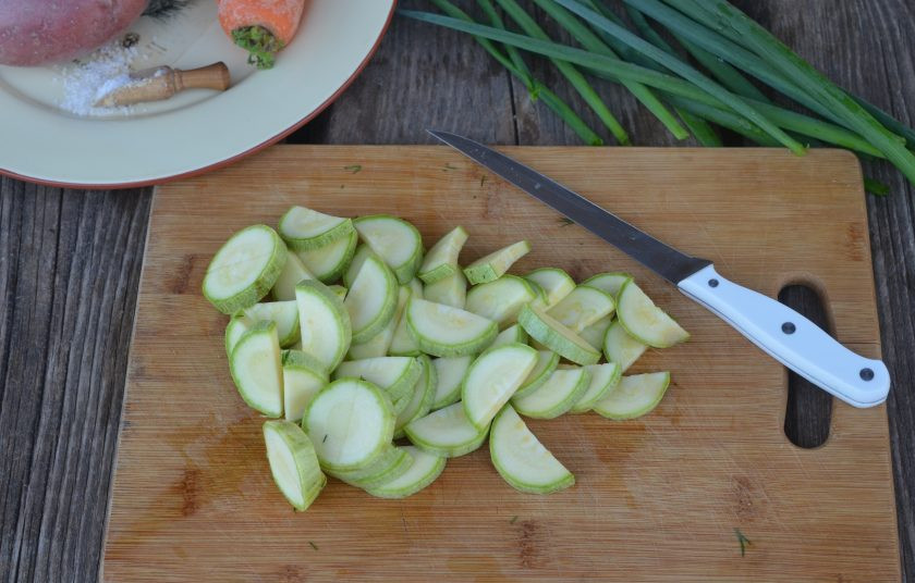 1. Этап. Салат из овощей на мангале: Кабачок нарежьте полукружками.