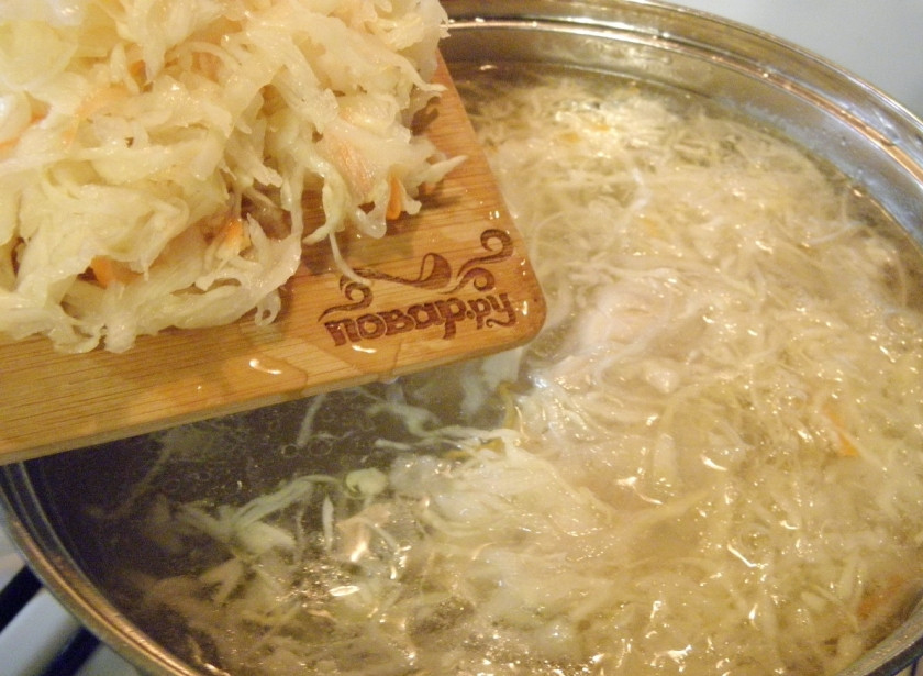 1. Этап. Борщ с кислой капустой: Добавьте кислою капусту в борщ. Если капуста слишком кислая, то промойте ее под проточной холодной водой. Проварите 20 минут.