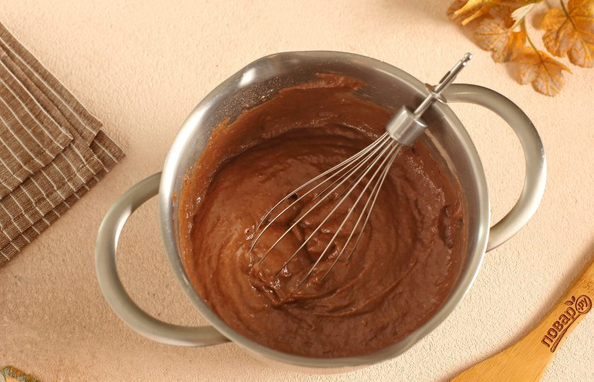 1. Этап. Шоколадные кексы без молока: Постепенно добавьте кипяток, в общей сложности у меня ушло 300 мл. Такая разница может зависеть и от качества муки, и от горок в ложке с какао. Рекомендую добавить сразу 150 мл. воды, а затем по мере необходимости добавить частями еще. Тесто не должно быть слишком густое или жидкое.