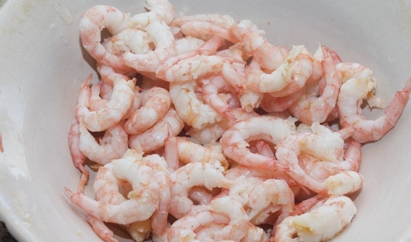 1. Этап. Овощной салат с креветками: 2. Откидываю готовые креветки на дуршлаг, чтобы стекла вода, и остужаю, затем очищаю.