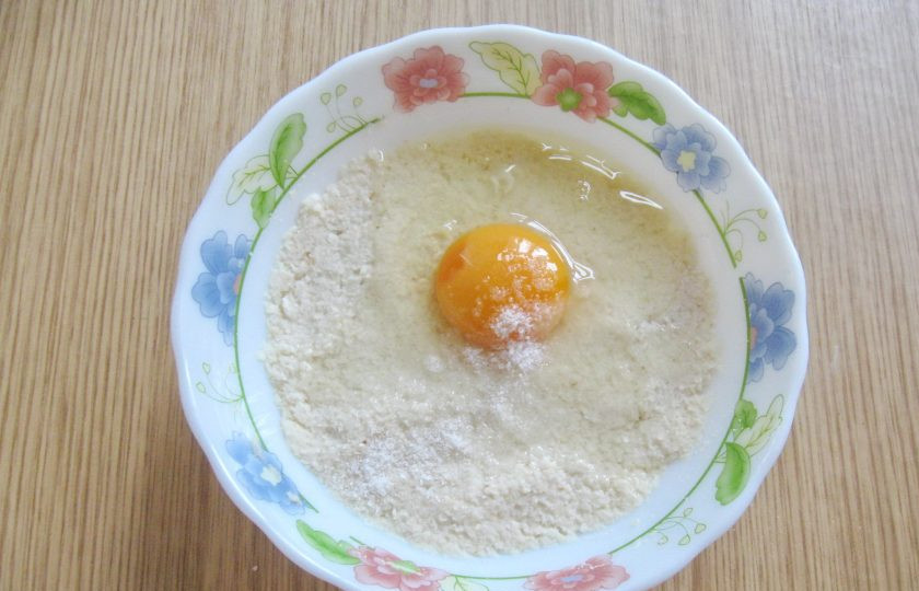 1. Этап. Куриный бульон с галушками из лаваша: Добавьте куриное яйцо.